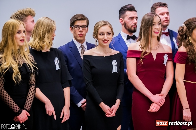 Zdjęcie w galerii na portalu naszraciborz.pl: Poloneza czas zacząć. I LO bawi się w Zakrzowie wiadomości z regionu