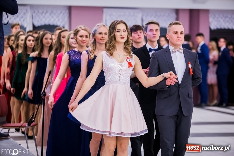 Zdjęcie w galerii na portalu naszraciborz.pl: Poloneza czas zacząć. I LO bawi się w Zakrzowie wiadomości z regionu