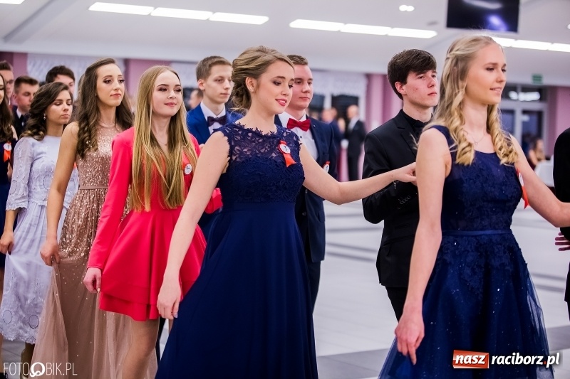 Zdjęcie w galerii na portalu naszraciborz.pl: Poloneza czas zacząć. I LO bawi się w Zakrzowie wiadomości z regionu