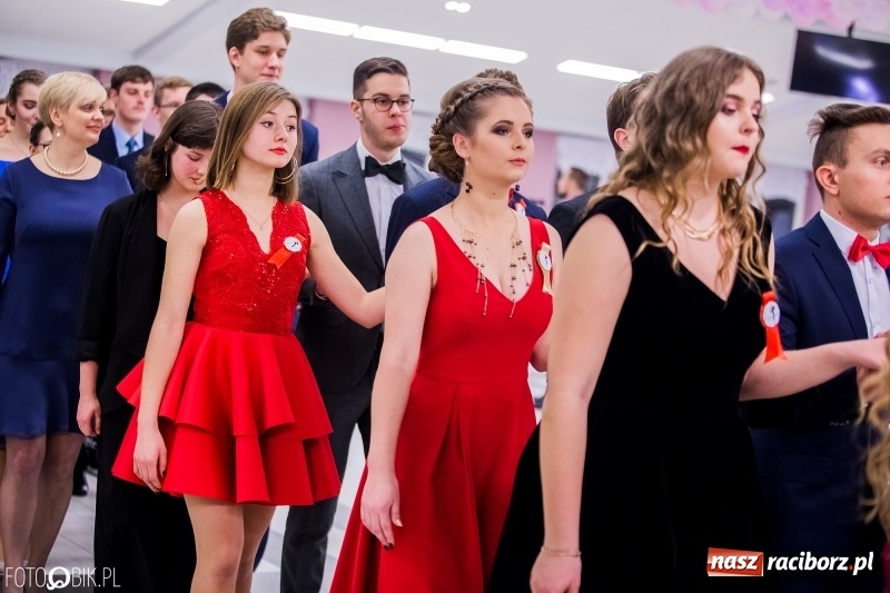 Zdjęcie w galerii na portalu naszraciborz.pl: Poloneza czas zacząć. I LO bawi się w Zakrzowie wiadomości z regionu