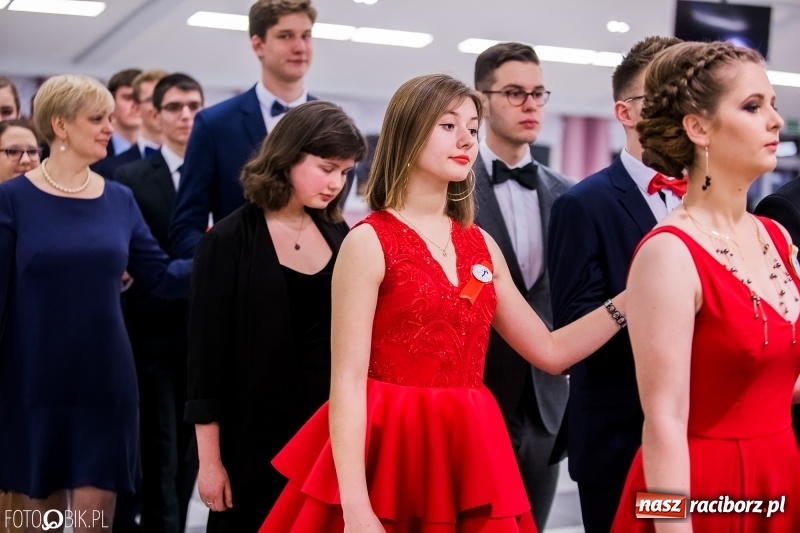 Zdjęcie w galerii na portalu naszraciborz.pl: Poloneza czas zacząć. I LO bawi się w Zakrzowie wiadomości z regionu