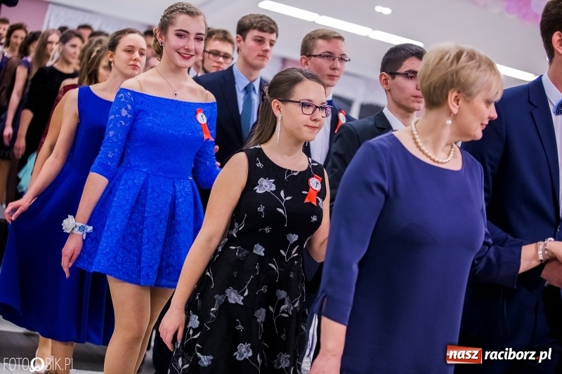 Zdjęcie w galerii na portalu naszraciborz.pl: Poloneza czas zacząć. I LO bawi się w Zakrzowie wiadomości z regionu