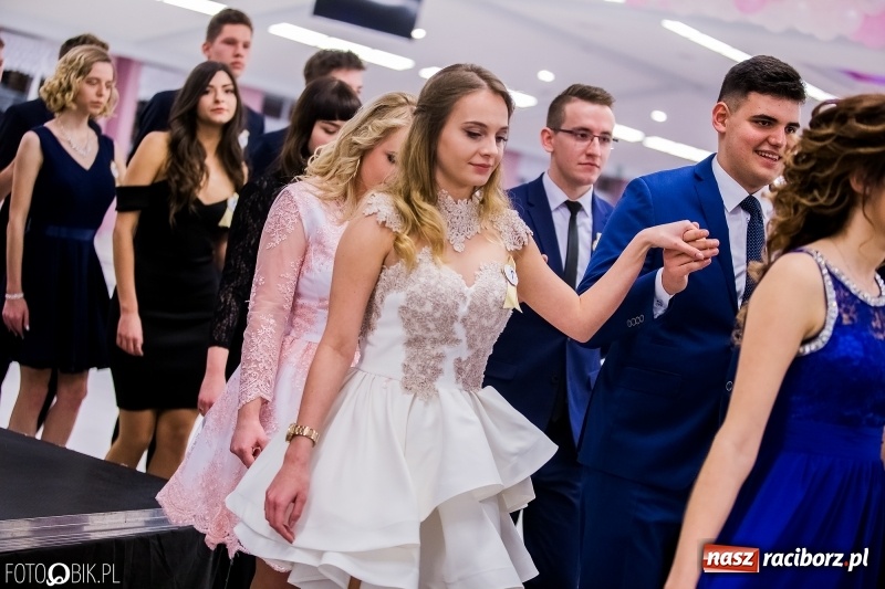 Zdjęcie w galerii na portalu naszraciborz.pl: Poloneza czas zacząć. I LO bawi się w Zakrzowie wiadomości z regionu