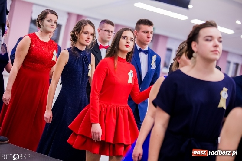 Zdjęcie w galerii na portalu naszraciborz.pl: Poloneza czas zacząć. I LO bawi się w Zakrzowie wiadomości z regionu