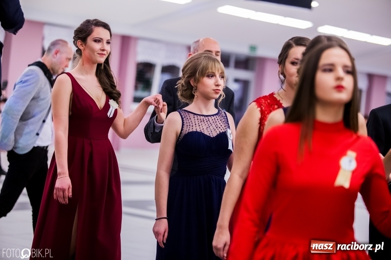 Zdjęcie w galerii na portalu naszraciborz.pl: Poloneza czas zacząć. I LO bawi się w Zakrzowie wiadomości z regionu