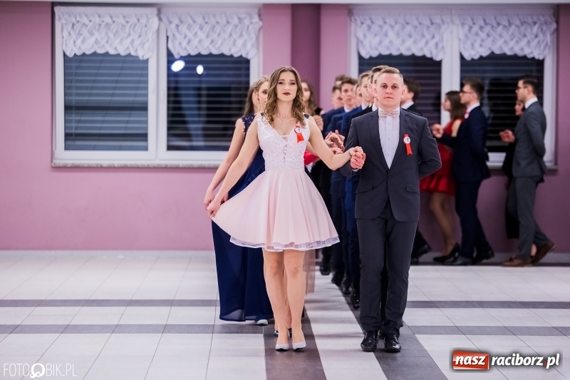 Zdjęcie w galerii na portalu naszraciborz.pl: Poloneza czas zacząć. I LO bawi się w Zakrzowie wiadomości z regionu