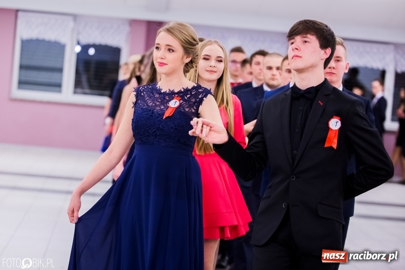 Zdjęcie w galerii na portalu naszraciborz.pl: Poloneza czas zacząć. I LO bawi się w Zakrzowie wiadomości z regionu