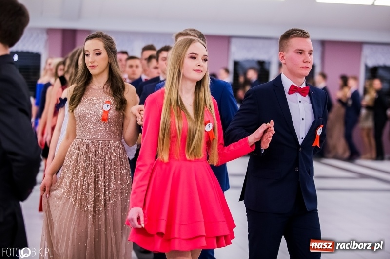 Zdjęcie w galerii na portalu naszraciborz.pl: Poloneza czas zacząć. I LO bawi się w Zakrzowie wiadomości z regionu