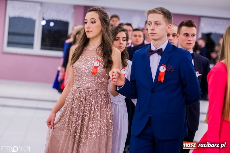 Zdjęcie w galerii na portalu naszraciborz.pl: Poloneza czas zacząć. I LO bawi się w Zakrzowie wiadomości z regionu