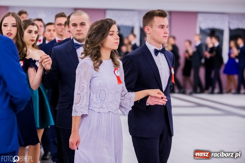 Zdjęcie w galerii na portalu naszraciborz.pl: Poloneza czas zacząć. I LO bawi się w Zakrzowie wiadomości z regionu