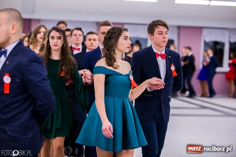 Zdjęcie w galerii na portalu naszraciborz.pl: Poloneza czas zacząć. I LO bawi się w Zakrzowie wiadomości z regionu