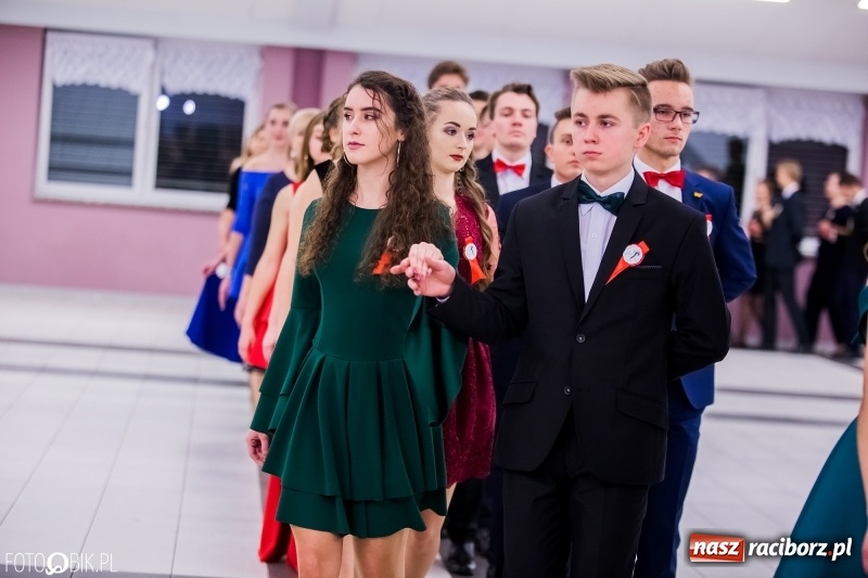 Zdjęcie w galerii na portalu naszraciborz.pl: Poloneza czas zacząć. I LO bawi się w Zakrzowie wiadomości z regionu