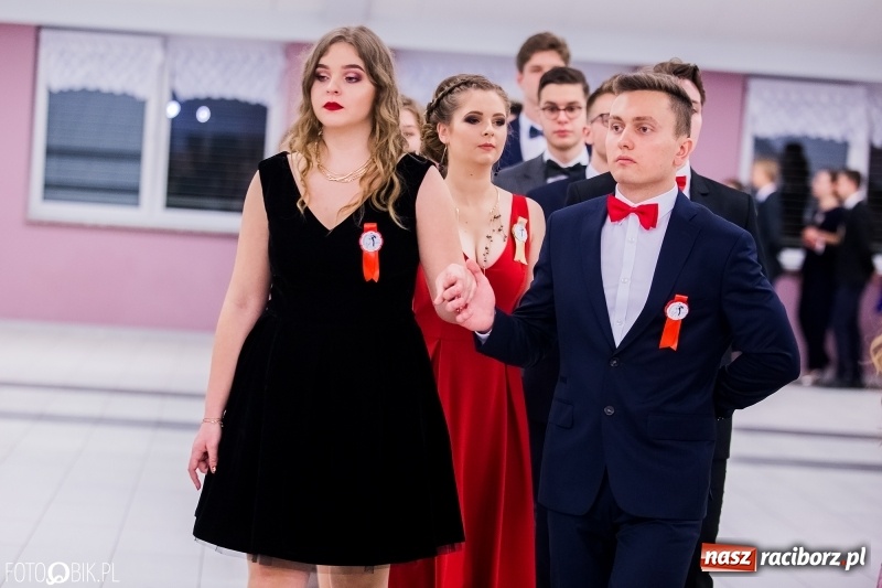 Zdjęcie w galerii na portalu naszraciborz.pl: Poloneza czas zacząć. I LO bawi się w Zakrzowie wiadomości z regionu