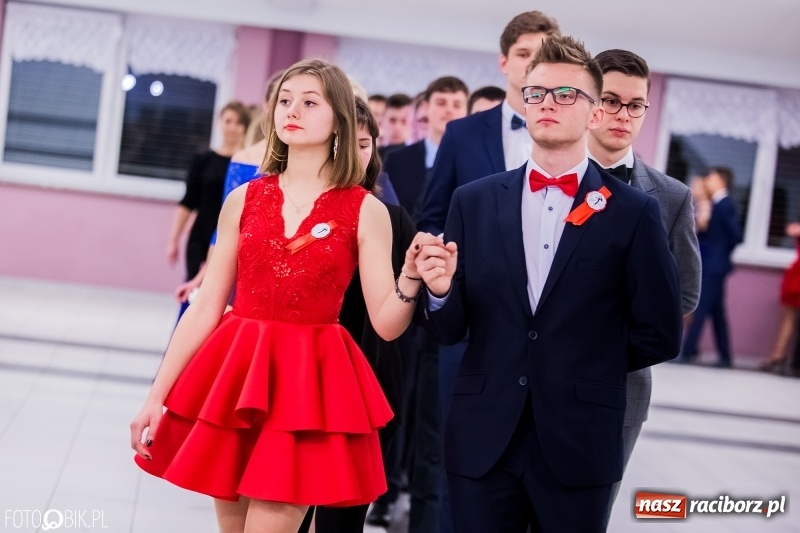 Zdjęcie w galerii na portalu naszraciborz.pl: Poloneza czas zacząć. I LO bawi się w Zakrzowie wiadomości z regionu