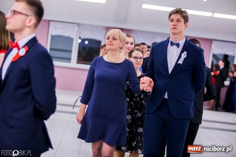 Zdjęcie w galerii na portalu naszraciborz.pl: Poloneza czas zacząć. I LO bawi się w Zakrzowie wiadomości z regionu