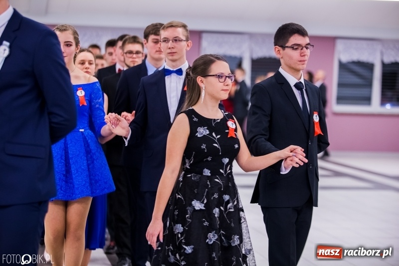 Zdjęcie w galerii na portalu naszraciborz.pl: Poloneza czas zacząć. I LO bawi się w Zakrzowie wiadomości z regionu