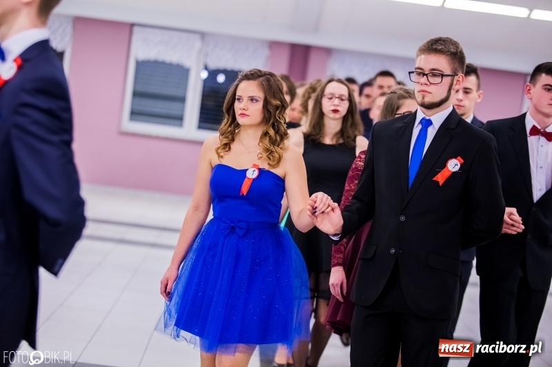 Zdjęcie w galerii na portalu naszraciborz.pl: Poloneza czas zacząć. I LO bawi się w Zakrzowie wiadomości z regionu