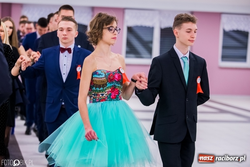 Zdjęcie w galerii na portalu naszraciborz.pl: Poloneza czas zacząć. I LO bawi się w Zakrzowie wiadomości z regionu