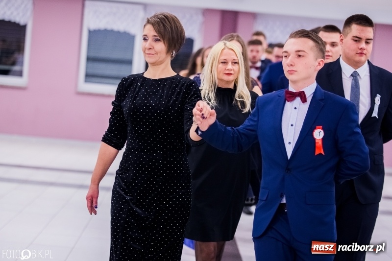 Zdjęcie w galerii na portalu naszraciborz.pl: Poloneza czas zacząć. I LO bawi się w Zakrzowie wiadomości z regionu