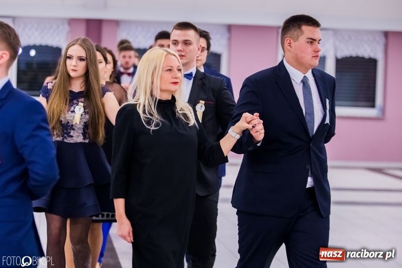 Zdjęcie w galerii na portalu naszraciborz.pl: Poloneza czas zacząć. I LO bawi się w Zakrzowie wiadomości z regionu