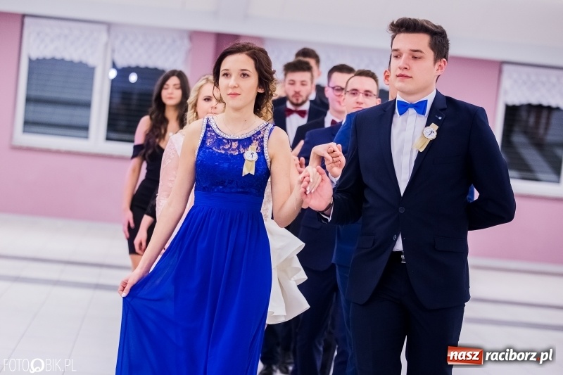 Zdjęcie w galerii na portalu naszraciborz.pl: Poloneza czas zacząć. I LO bawi się w Zakrzowie wiadomości z regionu