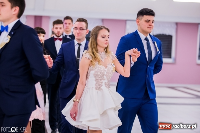 Zdjęcie w galerii na portalu naszraciborz.pl: Poloneza czas zacząć. I LO bawi się w Zakrzowie wiadomości z regionu