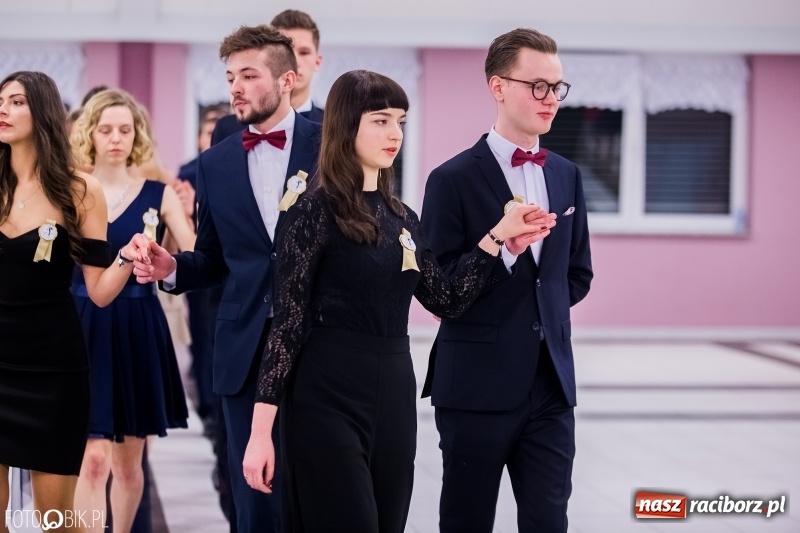 Zdjęcie w galerii na portalu naszraciborz.pl: Poloneza czas zacząć. I LO bawi się w Zakrzowie wiadomości z regionu