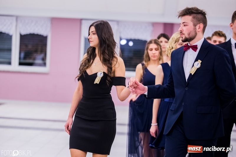 Zdjęcie w galerii na portalu naszraciborz.pl: Poloneza czas zacząć. I LO bawi się w Zakrzowie wiadomości z regionu