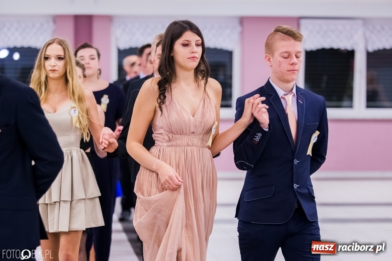 Zdjęcie w galerii na portalu naszraciborz.pl: Poloneza czas zacząć. I LO bawi się w Zakrzowie wiadomości z regionu