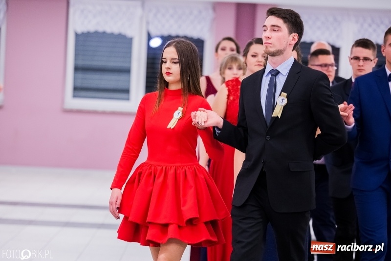 Zdjęcie w galerii na portalu naszraciborz.pl: Poloneza czas zacząć. I LO bawi się w Zakrzowie wiadomości z regionu