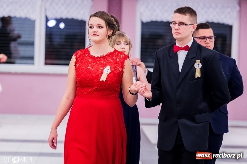 Zdjęcie w galerii na portalu naszraciborz.pl: Poloneza czas zacząć. I LO bawi się w Zakrzowie wiadomości z regionu