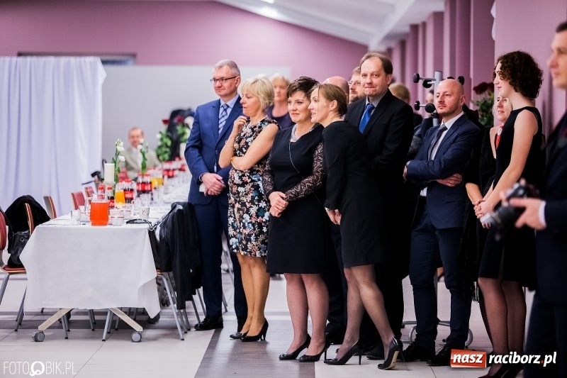 Zdjęcie w galerii na portalu naszraciborz.pl: Poloneza czas zacząć. I LO bawi się w Zakrzowie wiadomości z regionu