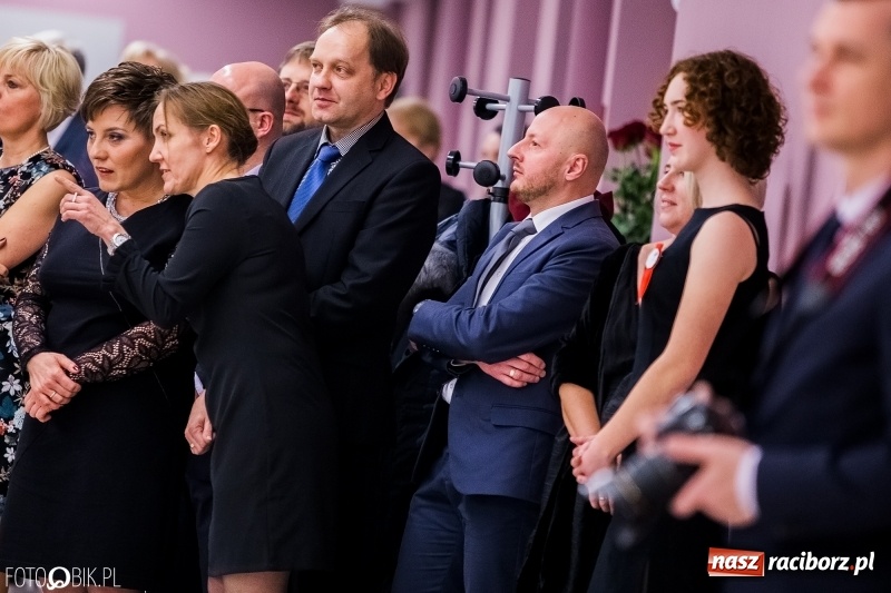 Zdjęcie w galerii na portalu naszraciborz.pl: Poloneza czas zacząć. I LO bawi się w Zakrzowie wiadomości z regionu