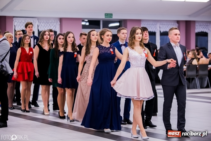 Zdjęcie w galerii na portalu naszraciborz.pl: Poloneza czas zacząć. I LO bawi się w Zakrzowie wiadomości z regionu