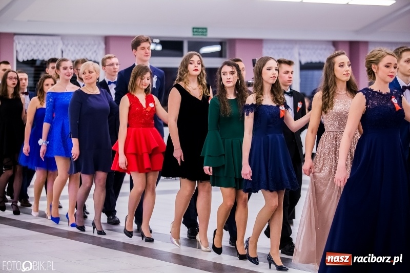 Zdjęcie w galerii na portalu naszraciborz.pl: Poloneza czas zacząć. I LO bawi się w Zakrzowie wiadomości z regionu