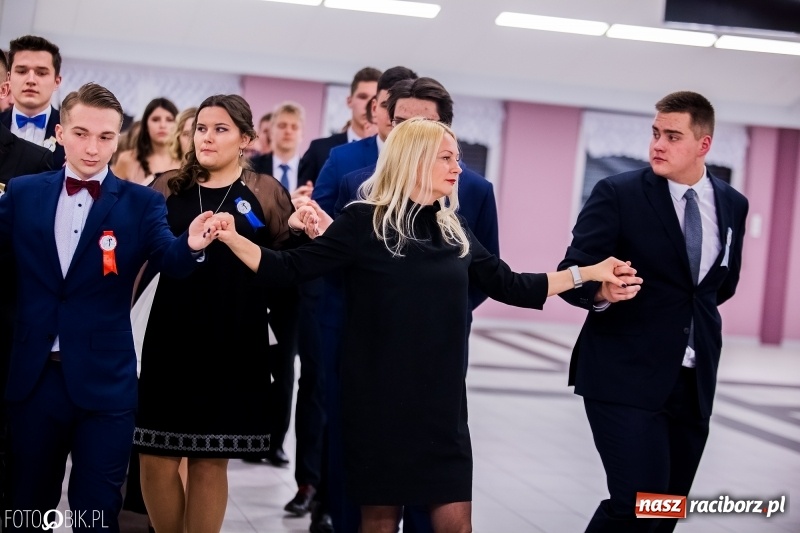 Zdjęcie w galerii na portalu naszraciborz.pl: Poloneza czas zacząć. I LO bawi się w Zakrzowie wiadomości z regionu