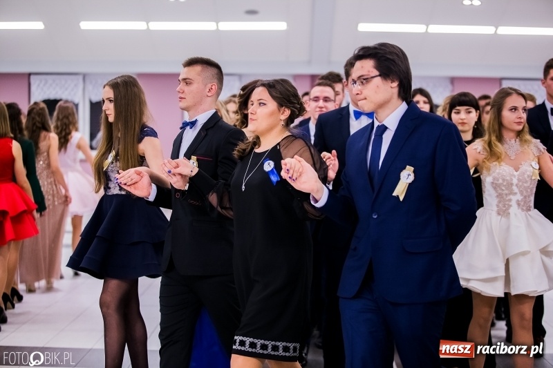 Zdjęcie w galerii na portalu naszraciborz.pl: Poloneza czas zacząć. I LO bawi się w Zakrzowie wiadomości z regionu