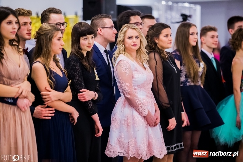 Zdjęcie w galerii na portalu naszraciborz.pl: Poloneza czas zacząć. I LO bawi się w Zakrzowie wiadomości z regionu