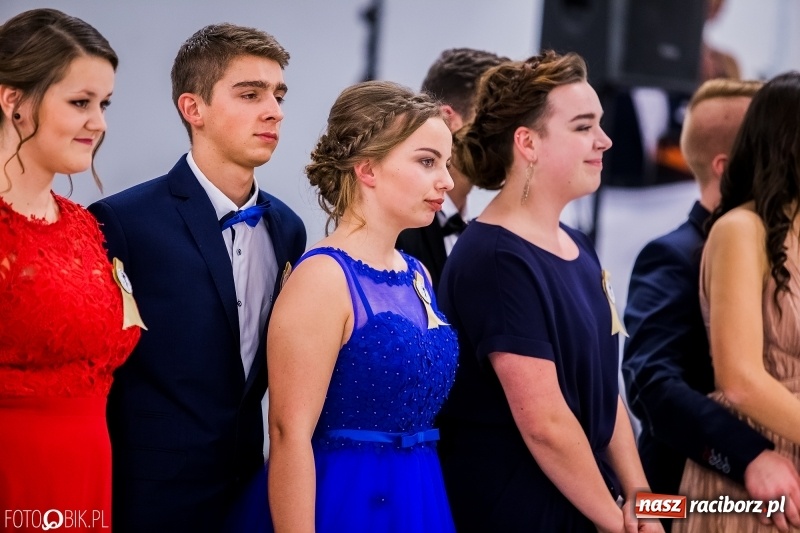 Zdjęcie w galerii na portalu naszraciborz.pl: Poloneza czas zacząć. I LO bawi się w Zakrzowie wiadomości z regionu