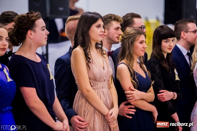 Zdjęcie w galerii na portalu naszraciborz.pl: Poloneza czas zacząć. I LO bawi się w Zakrzowie wiadomości z regionu