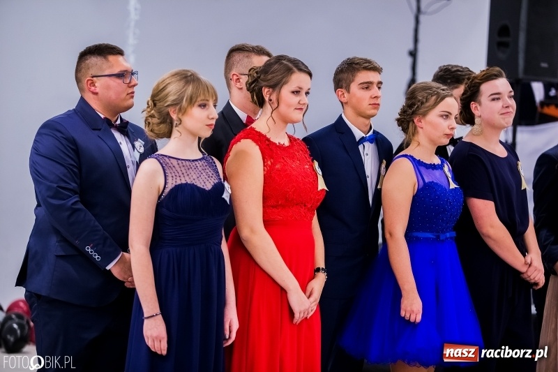 Zdjęcie w galerii na portalu naszraciborz.pl: Poloneza czas zacząć. I LO bawi się w Zakrzowie wiadomości z regionu