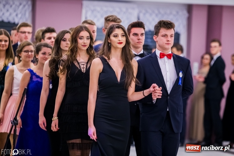 Zdjęcie w galerii na portalu naszraciborz.pl: Poloneza czas zacząć. I LO bawi się w Zakrzowie wiadomości z regionu