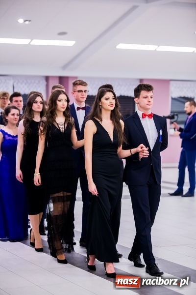 Zdjęcie w galerii na portalu naszraciborz.pl: Poloneza czas zacząć. I LO bawi się w Zakrzowie wiadomości z regionu