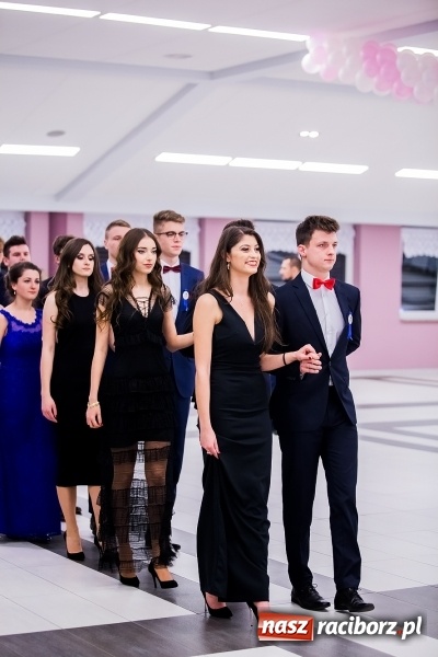 Zdjęcie w galerii na portalu naszraciborz.pl: Poloneza czas zacząć. I LO bawi się w Zakrzowie wiadomości z regionu