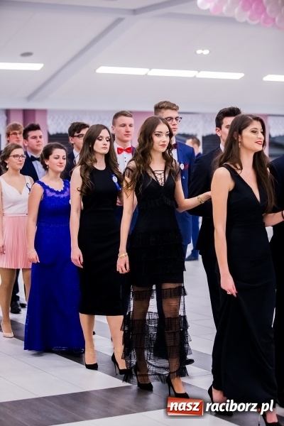 Zdjęcie w galerii na portalu naszraciborz.pl: Poloneza czas zacząć. I LO bawi się w Zakrzowie wiadomości z regionu