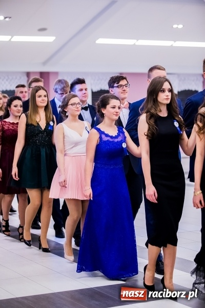 Zdjęcie w galerii na portalu naszraciborz.pl: Poloneza czas zacząć. I LO bawi się w Zakrzowie wiadomości z regionu