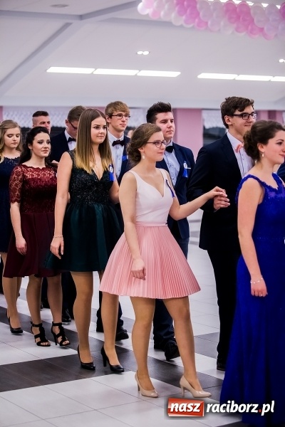 Zdjęcie w galerii na portalu naszraciborz.pl: Poloneza czas zacząć. I LO bawi się w Zakrzowie wiadomości z regionu