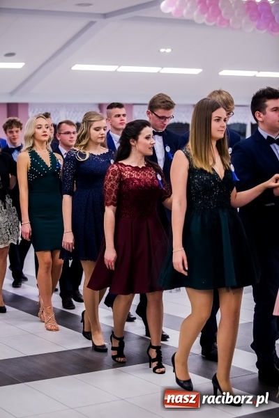 Zdjęcie w galerii na portalu naszraciborz.pl: Poloneza czas zacząć. I LO bawi się w Zakrzowie wiadomości z regionu