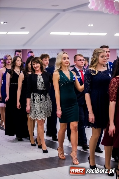 Zdjęcie w galerii na portalu naszraciborz.pl: Poloneza czas zacząć. I LO bawi się w Zakrzowie wiadomości z regionu