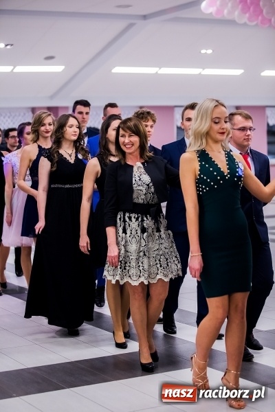 Zdjęcie w galerii na portalu naszraciborz.pl: Poloneza czas zacząć. I LO bawi się w Zakrzowie wiadomości z regionu